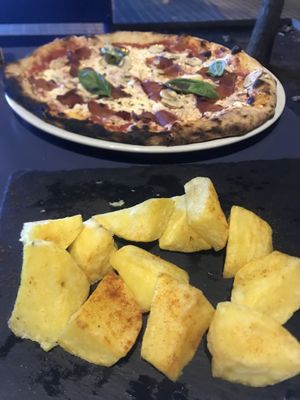Bravas and pizza at Manso Pizzeria in Barcelona
