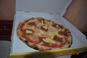 PIZZA HAWAIANA VEGANA. at Manso Pizzeria in Barcelona