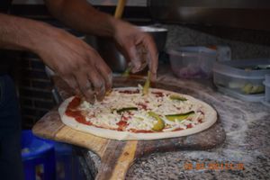 PIZZA VEGETAL PREPARANDO at Manso Pizzeria in Barcelona