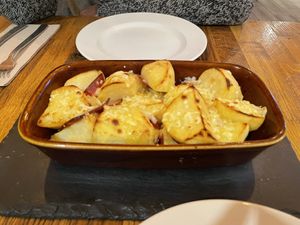 Patatas con queso vegano  at Manso Pizzeria in Barcelona