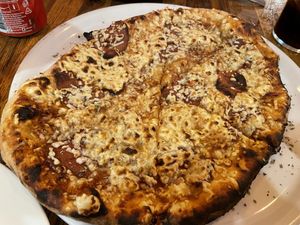 Pizza vegana con salsa barbacoa  at Manso Pizzeria in Barcelona