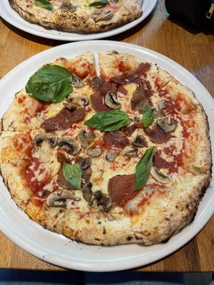 Smoked ham pizza  at Manso Pizzeria in Barcelona