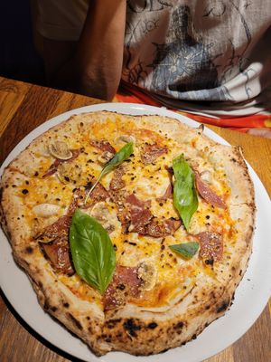 Cuatro quesos vegano at Manso Pizzeria in Barcelona