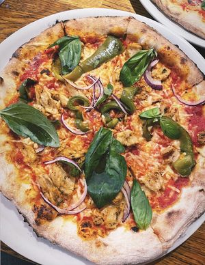 Vegan chicken, green pepper, red onion pizza. So good 😛🤤  at Manso Pizzeria in Barcelona