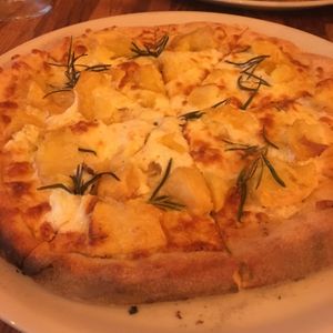 Vegan potato pizza at Manso Pizzeria in Barcelona