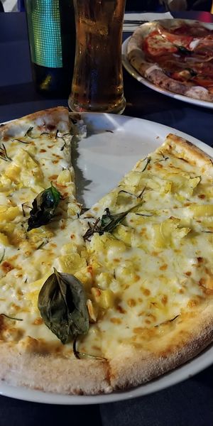 Pizza mit Käse auf Kokosölbasis und Kartoffeln at Manso Pizzeria in Barcelona