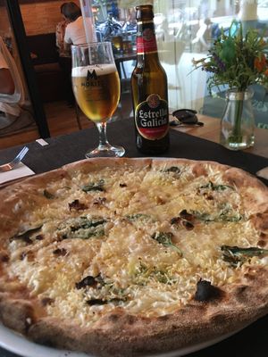 4 quesos veganos at Manso Pizzeria in Barcelona