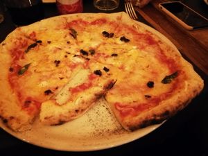 Pizza 4 quesos vegana at Manso Pizzeria in Barcelona