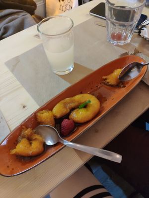 Picarones y pisco sour at Los Andenes Vegan in Madrid