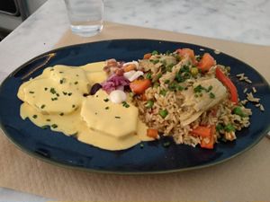 Papa a la huancaína y arroz at Los Andenes Vegan in Madrid