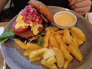 Hamburguesa at Los Andenes Vegan in Madrid