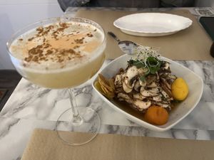 Pisco sour y ceviche  at Los Andenes Vegan in Madrid