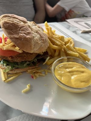 Hamburguesa com milanesa  at Los Andenes Vegan in Madrid