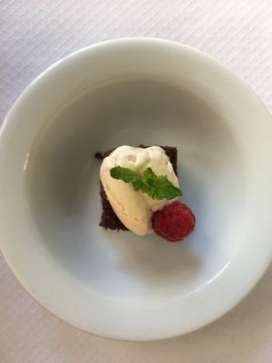 Bus ocho de chocolate con helado de vainilla at Los Andenes Vegan in Madrid