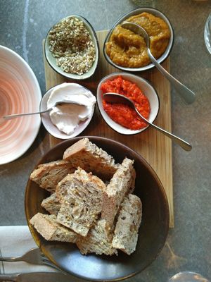 Brood met hummus, ajvar, labneh en dukkah at Pura Vida Foodbar  - Midsland in Midsland