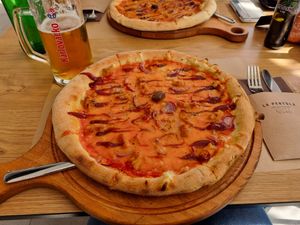 Vegane BBQ Pizza mit veganem Käse at La Pentola in Rabac