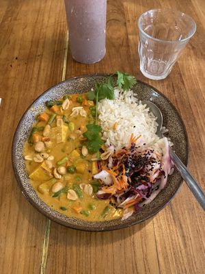 Estaba muy rica la comida y el trato fantástico at SOIL Vegan Cafe - West in Amsterdam