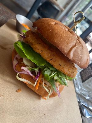 Goede burger met lekker veel groenten. 🍔   at SOIL Vegan Cafe - West in Amsterdam