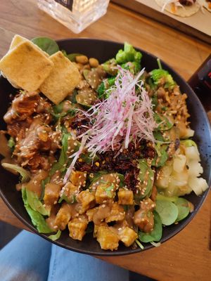 Veganer Salat mit temphe at SOIL Vegan Cafe - West in Amsterdam