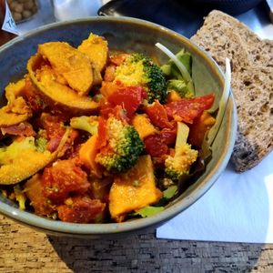 Quinoa salad with sweet potato, sundried tomatoes and broccoli at Coup in Mechelen