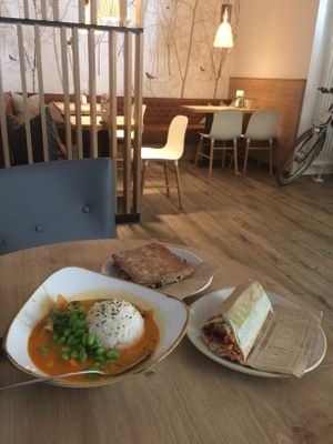Oriental vegan wrap, grilled vegan sandwich, red coconut curry soup at Dean & David in Trier
