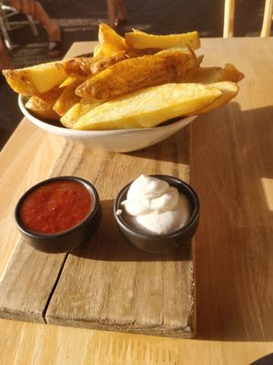 Homemade chunky chips with aioli and ketchup at Vondel in Devonport