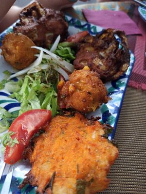 Fritura Bola de maíz, cebolla con curry, tortita de zanahorias at El Piano in Granada