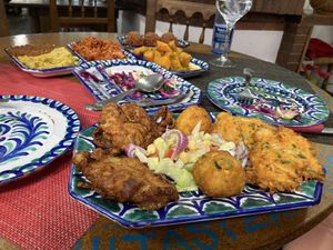 Fabulous tray with Dahl, Meatballs, Chili, Pumpkin Curry, Salad and a mix of fried goods  at El Piano in Granada