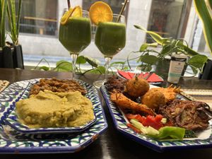  Dal, green juice and some fried food (probably like half of what we ordered and ate 😅) #Veganuary at El Piano in Granada