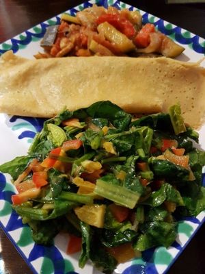 Ensalada de espinaca, naranja y pimentón, con crêpe de espinaca y salsa bechamel, y salteado de verduras! at El Piano in Granada