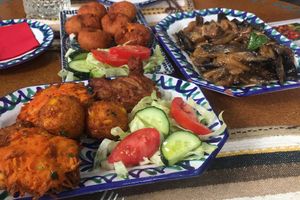 Berenjenas Bangkok, Falafel y surtido de bolitas de maíz, bajhi de cebolla y tortitas de zanahoria. Todo sin gluten y delicioso. Es posible reservar mesa y pedir comida para lleva at El Piano in Granada