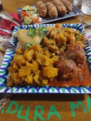 Tortilla de patata, guiso, curry de calabaza y albóndigas de soja at El Piano in Granada