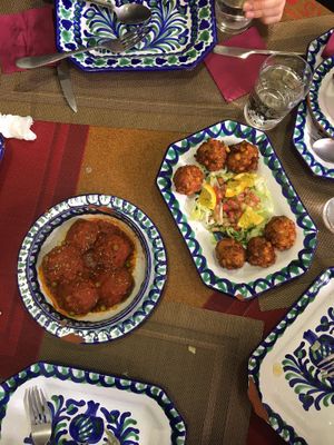 Albóndigas y bolitas de maíz con ensalada. at El Piano in Granada