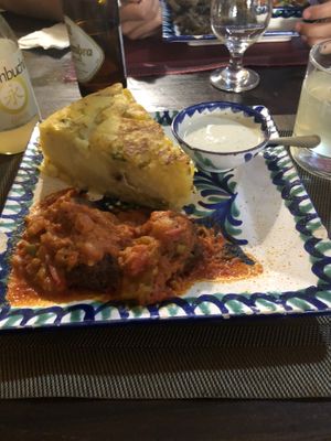 Plato combinado de tortilla y albondigas  at El Piano in Granada