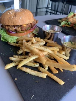 Sandwich de “pollo” con papas  at Gia Vegan Pastries in San Pedro