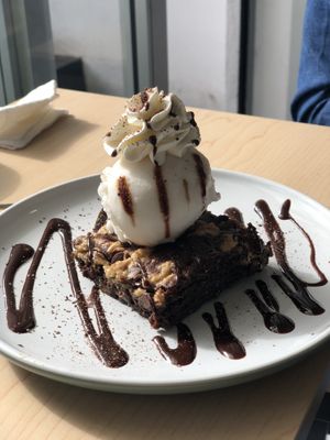 Brookie con helado at Gia Vegan Pastries in San Pedro