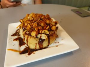 cinnamon roll at Gia Vegan Pastries in San Pedro