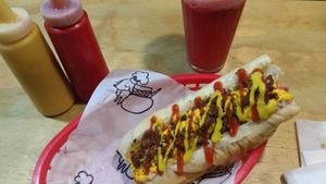 Eu pedi um dog paulista, nele vai uma salsicha de tofu com feijão, tinha também cebola caramelizada, purê de batata, cheddar veg, veg bacon e maionese. at Paprica Vegan in Curitiba