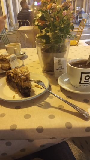 Chocolate con soja y tarta de frutos rojos at La Grosera in Huelva