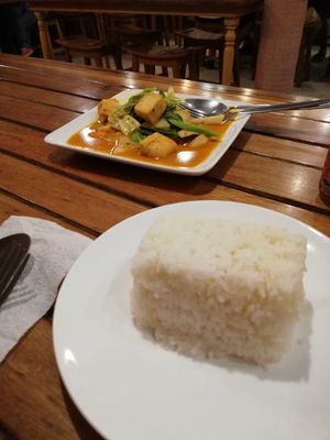 Curry mit extra Tofu und Reis at Dara Kitchen in Koh Samui