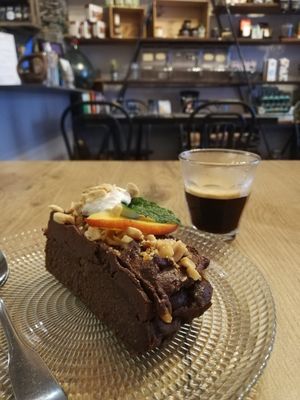 Chocolate cake with banana and peanut butter at VG in Corsica