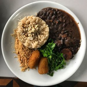 Feijoada! Típica comida brasileira na versão veganaaaa! at King Vegan in Curitiba
