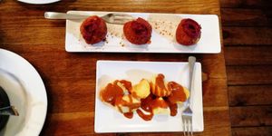 Patatas Bravas y Albondigas at Mr. Beer's in Roquetas De Mar