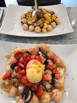 Vegan (mango and strawberry ice cream) and non-vegan waffle  at Leckerschmecker in Cologne