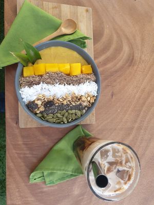 Antioxidant Orange Bowl and an Iced Mocha at Taste El Nido in El Nido