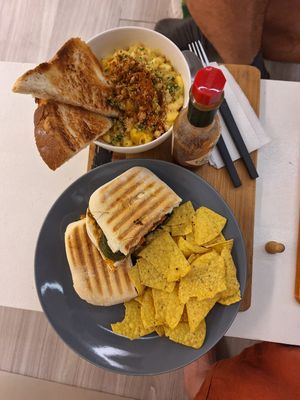 Mac and Cheese and a grilled veggies sandwich at Taste El Nido in El Nido