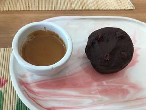 cake de alfarroba com cobertura de chocolate at Surya Cafe in Portimao