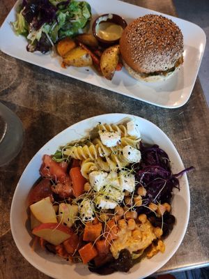 Bowl and burger at Biofoodies Cafe in Toulouse