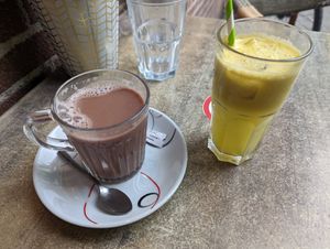 Hot chocolate and detox juice at Biofoodies Cafe in Toulouse