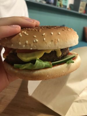 Cheeseburger at Peaches in Moscow